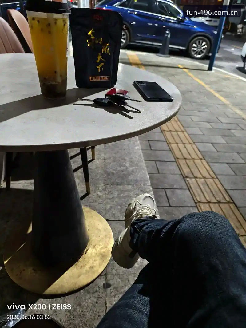 深夜十一点，老周关掉电视上的球赛直播，手机屏幕亮起。他的食指在屏幕上快速滑动，嘴里嘟囔着：“娱乐体育平台中国官网到底怎么样？换个新平台，数据能跑得动吗？”这种场景，过去三个月里，我在采访中至少见过二十次。用户不是在看热闹，是在找一条靠谱的路——进官网、查比分、操作投注，每一步都要踏实。今天咱们就掰扯清楚，196娱乐体育平台这套系统到底怎么运转。